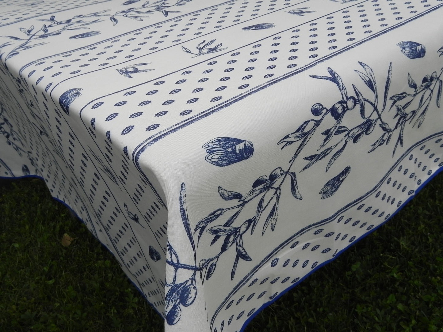 Nappe rectangle écru, cigales et olives bleu