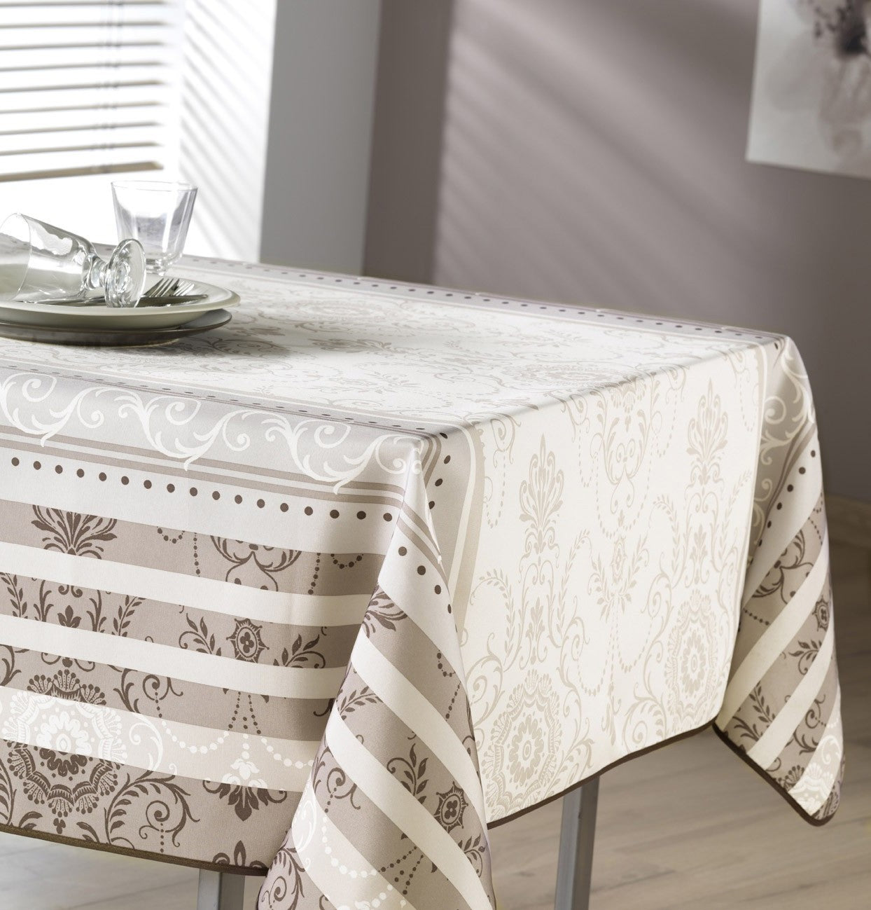 Nappe carré arabesque gris et taupe sur fond écru
