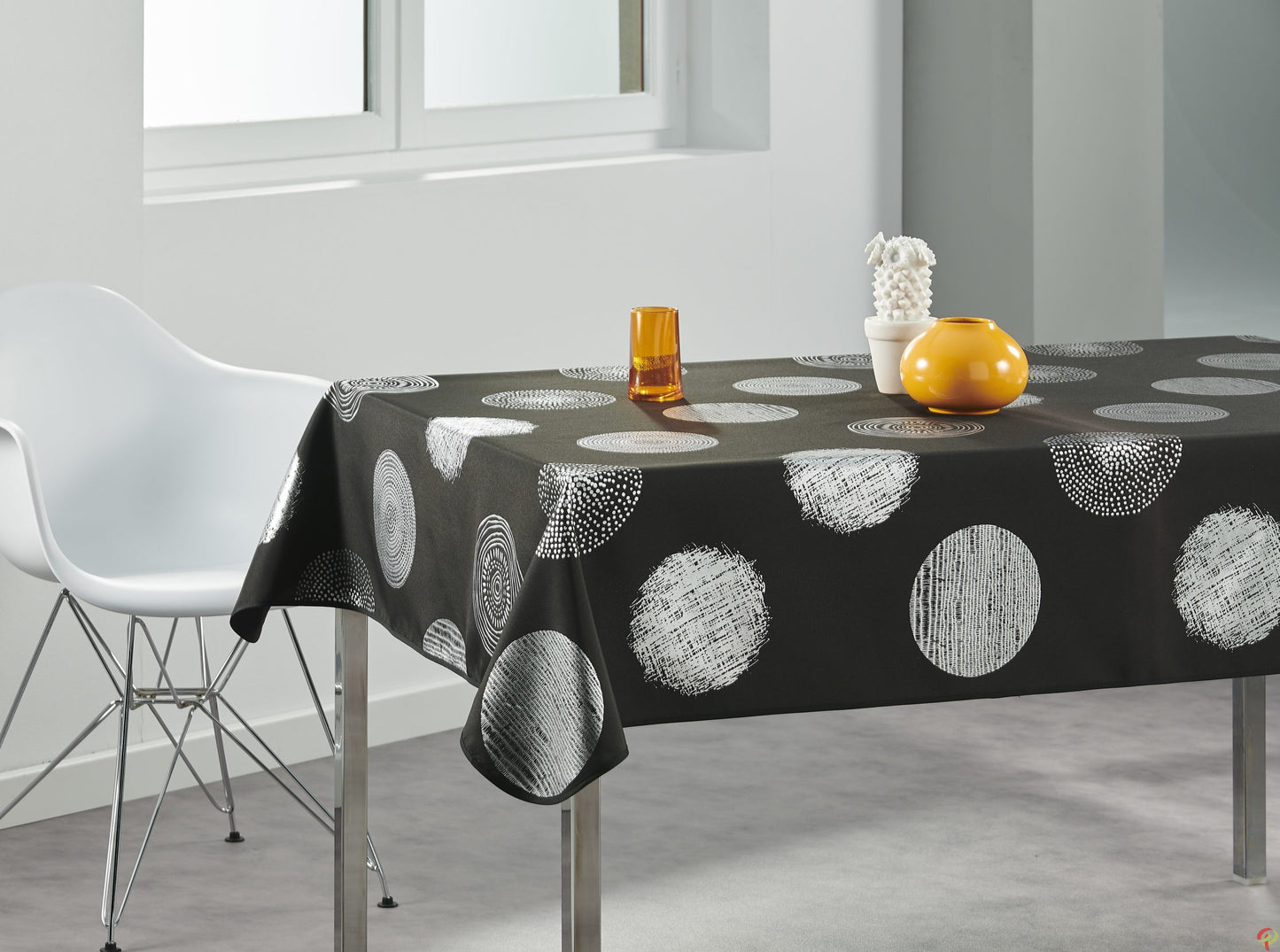nappe rectangulaire motifs platines noire