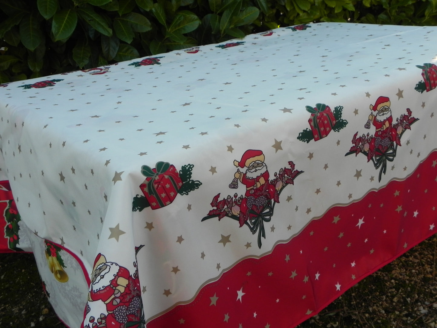 nappel ovale blanche et rouge motif père noël