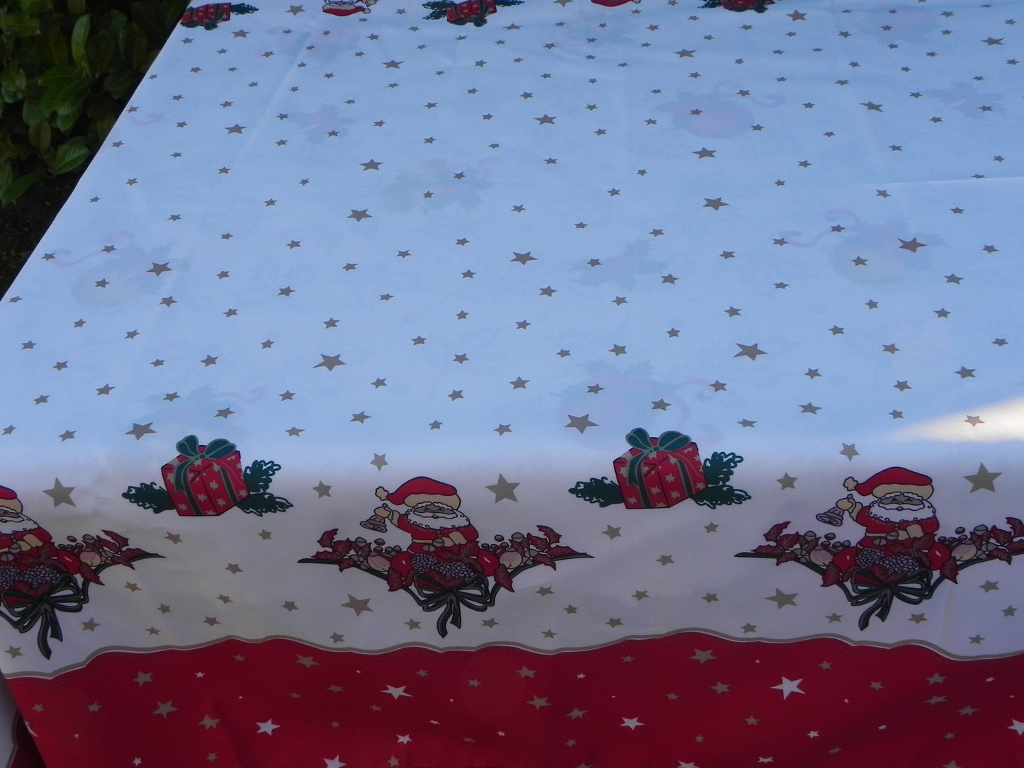 nappel ovale blanche et rouge motif père noël